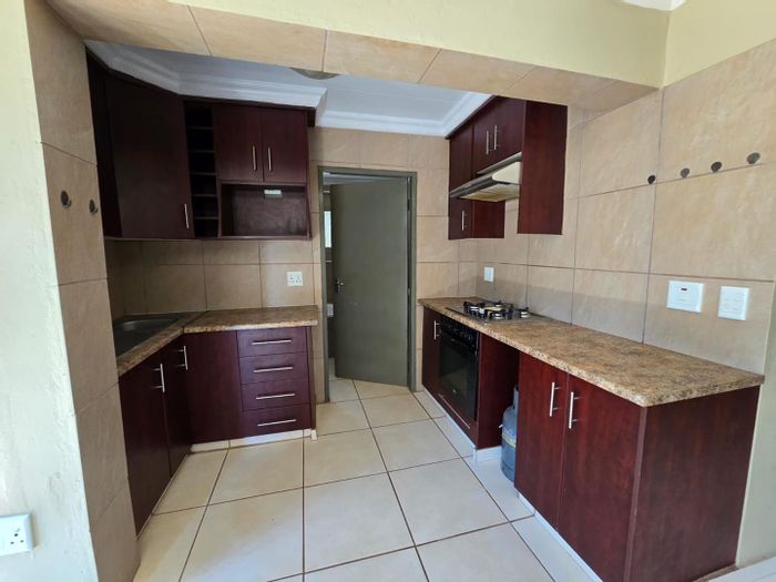 Fairleads Apartment To Rent: 1 bed, communal pool, prepaid electricity, double carport.