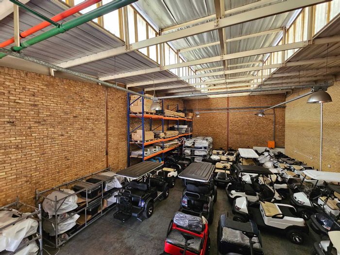 Industrial warehouse to rent in Meadowdale with 3-phase power and office space.