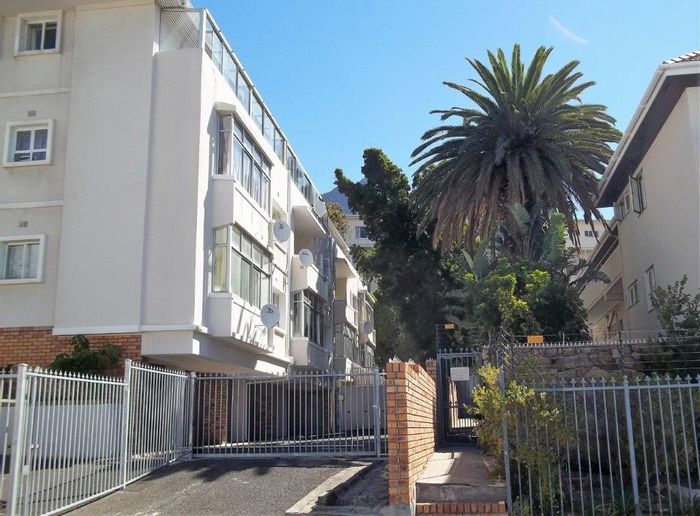 Furnished apartment in Rondebosch, to rent, near UCT and amenities.