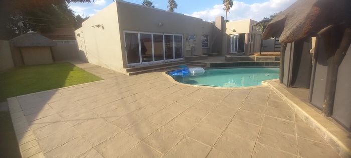 For Sale: House in Sunward Park with pool, bar, and spacious living areas.