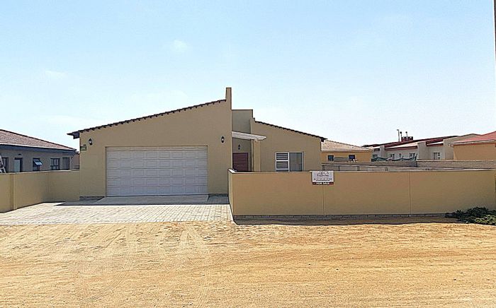 Property #2325585, House For Sale in Henties Bay Central