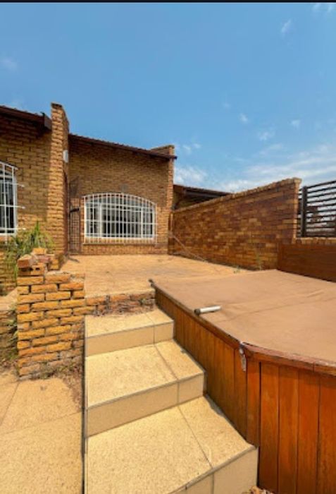 Corlett Gardens Apartment For Sale: One Bedroom, Private Garden, Jacuzzi, Pet Friendly.