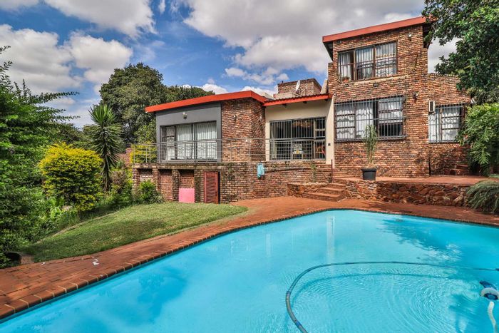 Garsfontein House For Sale: 8 bedrooms, pool, garden, and gourmet kitchen.