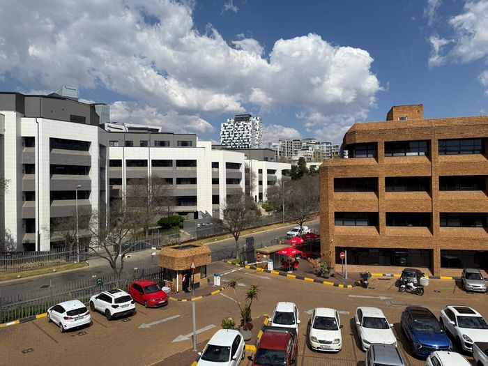 Office To Rent in Sandown: 224m², parking, fibre internet, backup power.
