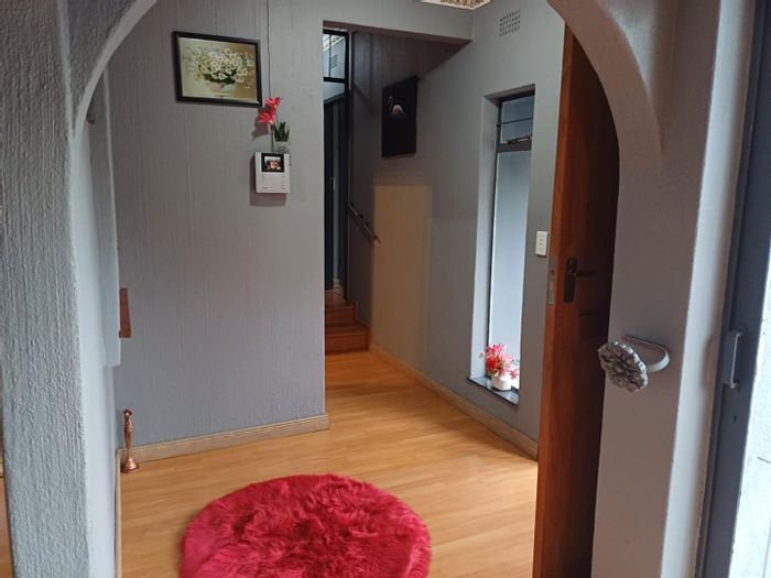 For Sale: Spacious Brackendowns house with pool, lapa, and ample parking.