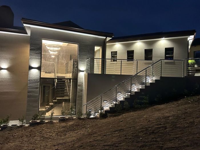 Townhouse For Sale in Seemeeu Park: 4 beds, sea views, braai area, double garage.