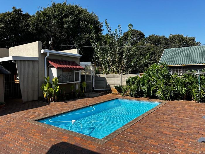 House To Rent in Castleview: 4 beds, pool, lapa, garages, close to amenities.