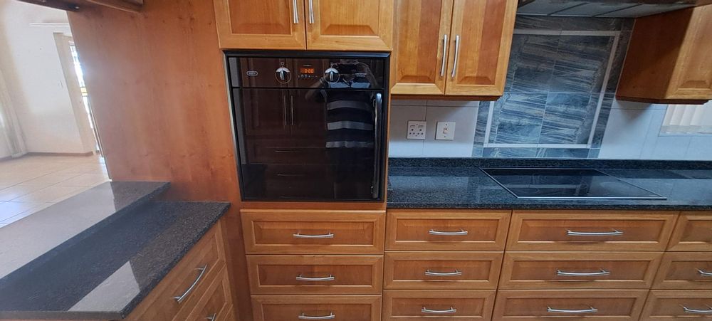 Eye level oven with plenty drawers