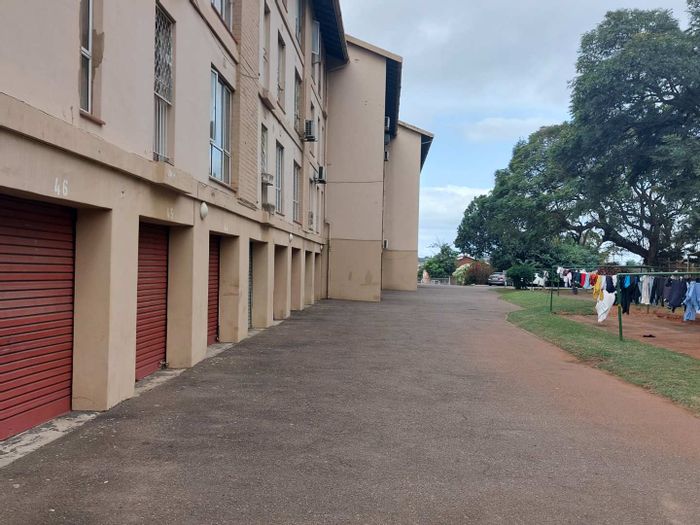 Montclair Apartment To Rent: 2 beds, secure block, communal braai area, prepaid electricity.