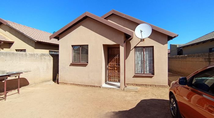 House for Sale in Soshanguve Ext: 2 Bedrooms, near shopping and schools.