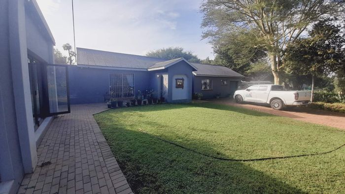 Kameeldrift West Small Holding For Sale: Two houses, solar power, spacious store, grazing land.