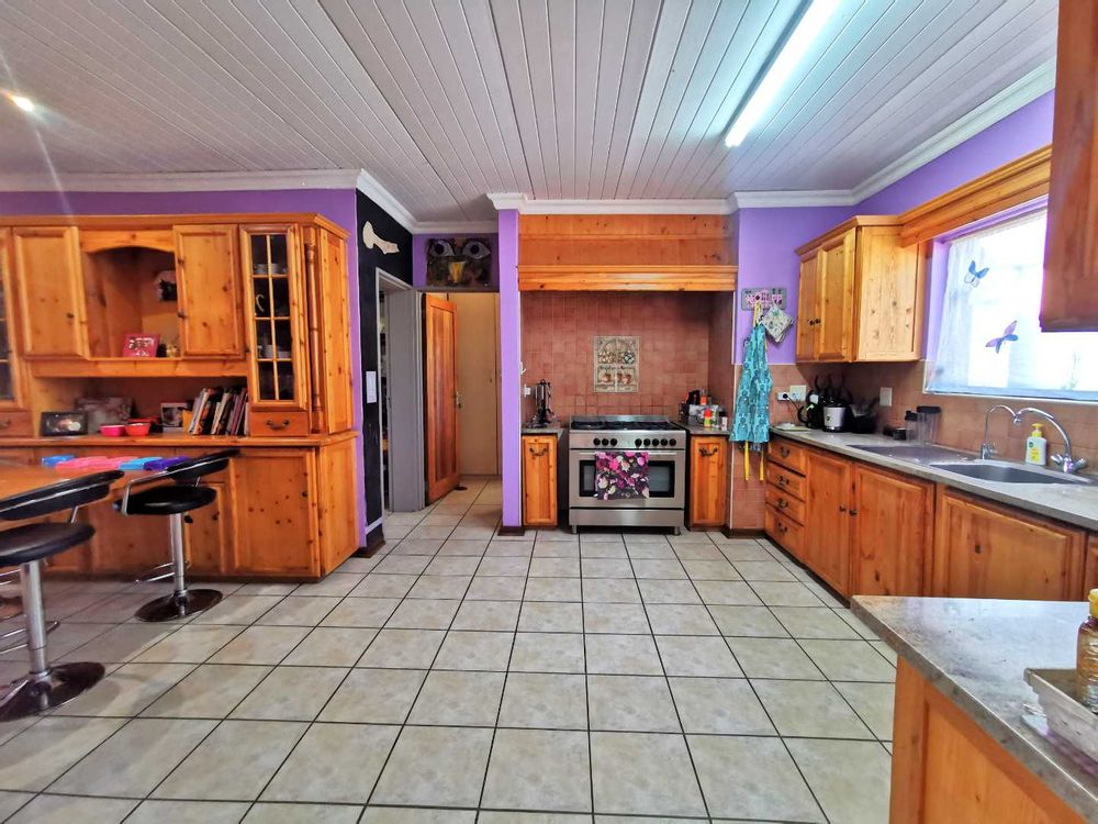 MAIN DWELLING OPEN PLAN KITCHEN WITH LOUNGE 