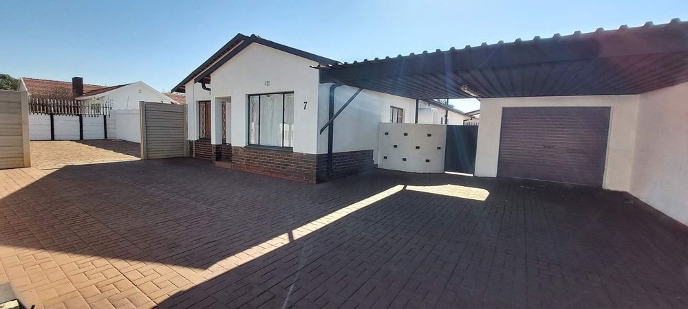 2 x Carport, single garage, store room at the back - Flatlet?