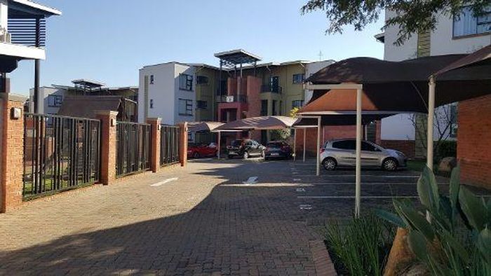 Fourways Apartment To Rent: 2-bed, 24/7 security, clubhouse, gym, pool, fiber ready.