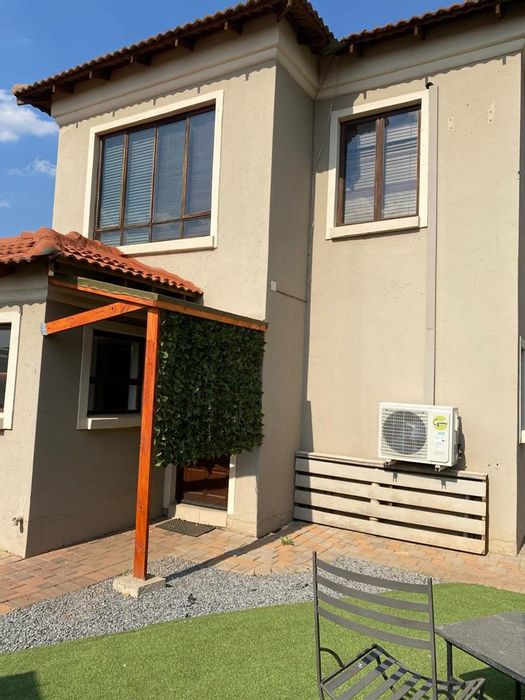 Savannah Country Estate House To Rent: Furnished cottage with shared yard, secure area.