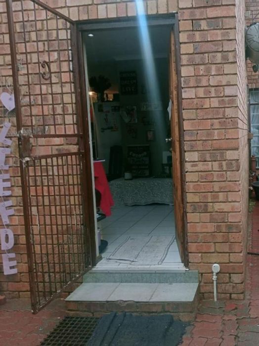 Rustenburg Central House For Sale: 3 Bedrooms, Double Garage, Spacious Living Areas.