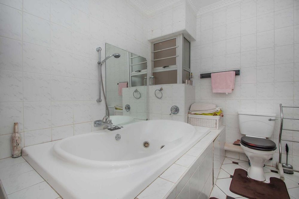 En-suite with corner bath