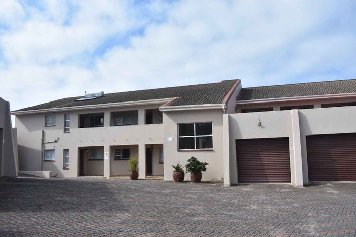 Gonubie Apartment For Sale: Sea views, secure complex, spacious living, garage included.