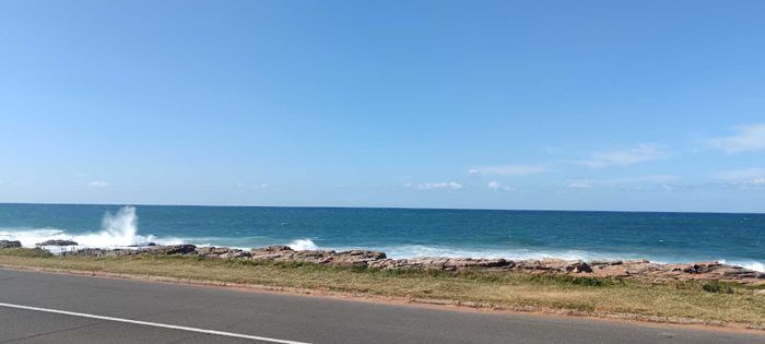 Uvongo Apartment For Sale: 2 beds, pool, braai area, sea views.