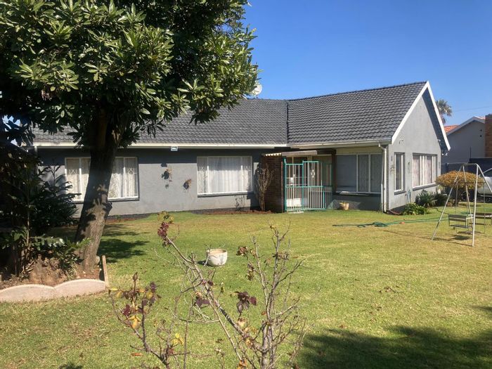 Witpoortjie House For Sale: 4 bedrooms, flatlet, entertainment area, ample parking.
