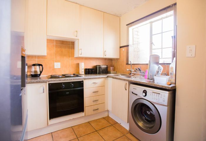 Mooikloof Ridge Townhouse To Rent: 2 Beds, Private Garden, Clubhouse & Pools.