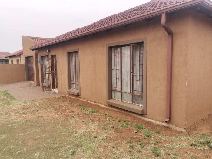 For Sale: House in Vanderbijlpark Central East 7 with 3 bedrooms, garage, open-plan kitchen.