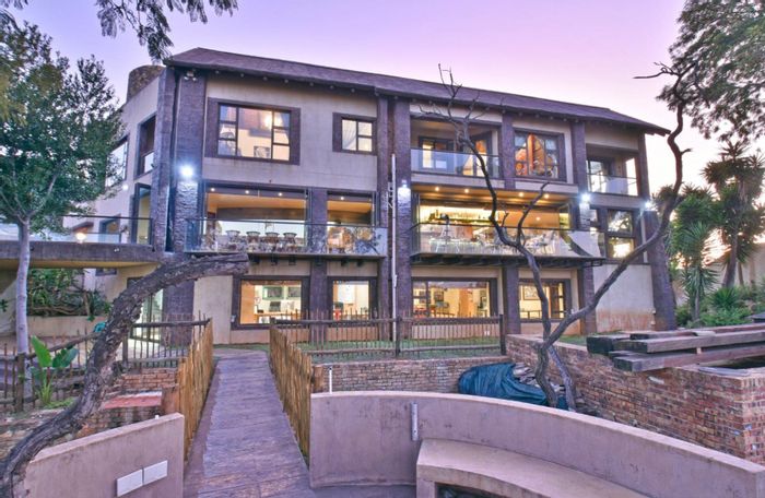 For Sale: Glenvista House with 9 bedrooms, bar, squash court, and heated pool.