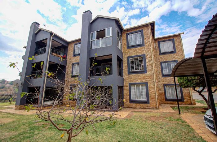 For Sale: Apartment in Wilgeheuwel with open-plan living, balcony, and kids' play area.