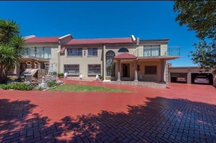 Versatile 4-Bedroom House with Flatlet and Pool in Winchester Hills For Sale