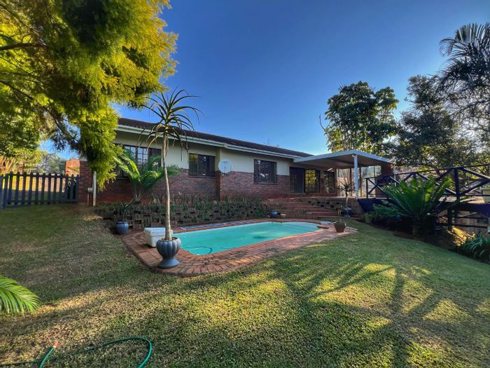 Kloof Central House To Rent: 3 beds, pool, garden, double garage, pet-friendly.