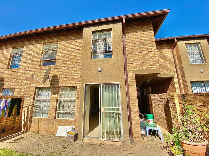 For Sale: Spacious 3-bedroom townhouse in secure Montana with double garage.