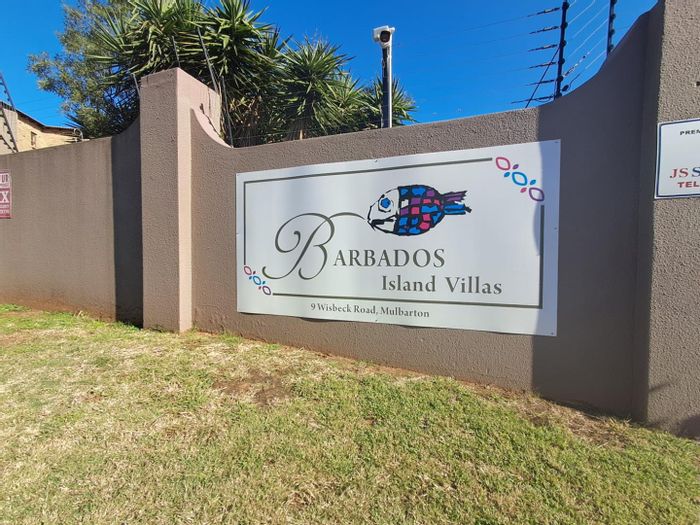 Mulbarton Townhouse For Sale: 3 bedrooms, private balcony, communal pool, secure complex.