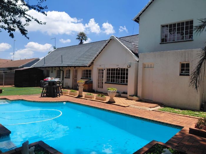 Brentwood Park House For Sale: Pool, garden, spacious rooms, and security features.