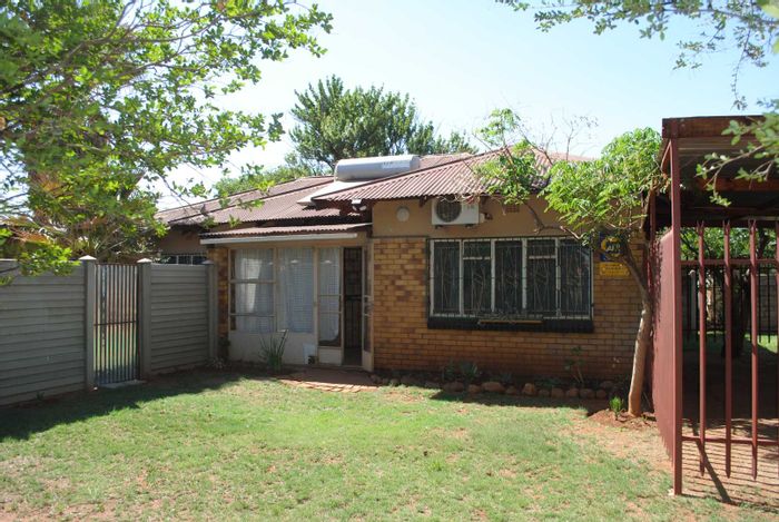 Kookrus House To Rent: 3 Bedrooms, 2 Lounges, Braai Area, Covered Parking.