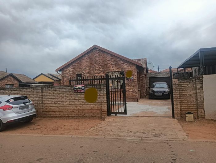 House to Rent in Philip Nel Park: 3 Bedrooms, Yard, Garage, Prepaid Electricity.