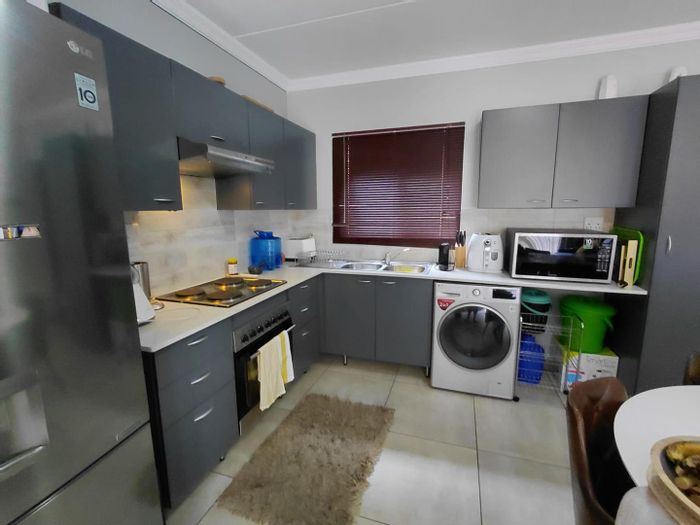 Blue Hills Apartment To Rent: 2 beds, pool, clubhouse, secure estate living.