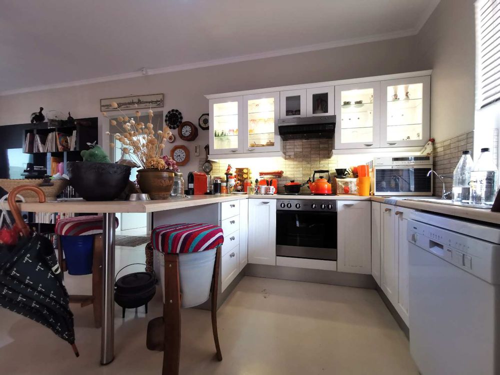 GRANNY FLAT - OPEN-PLAN KITCHEN 