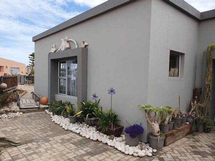 For Sale: Spacious 4-bedroom house in Henties Bay Central with multiple living areas.