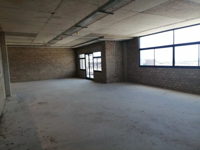 Kleine Kuppe Office For Sale: 483 m2 Greybox, balcony, parking, and storage options.