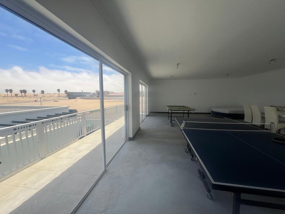 Entertainment room with kitchenette and guest WC