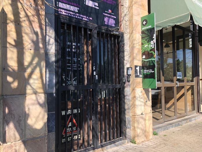 Office To Rent in Greenside: 90m² space with natural light and prime location.