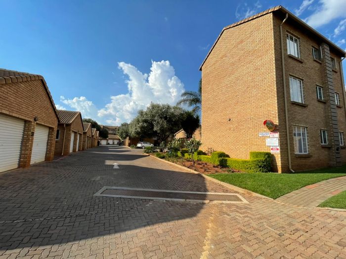 2-Bedroom Townhouse To Rent in Die Hoewes with balcony and 24h security.