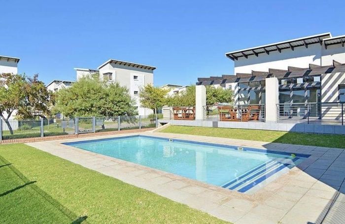 Dainfern Apartment For Sale: 1 Bed, 24-hour security, clubhouse, pool, garage.