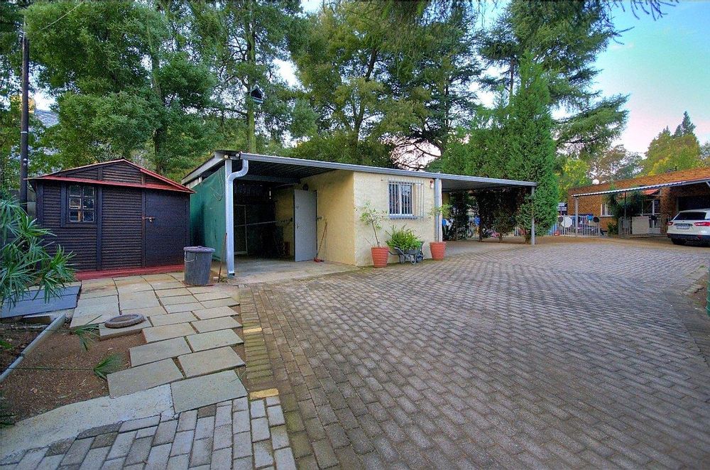 storeroom, 3 x carports, workshop/staff quarters