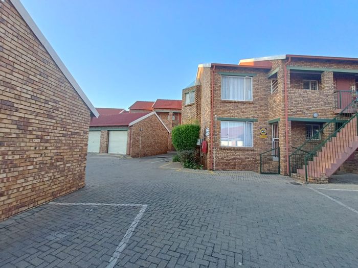 Die Hoewes Apartment For Sale: 2 beds, balcony, secure complex, great location.