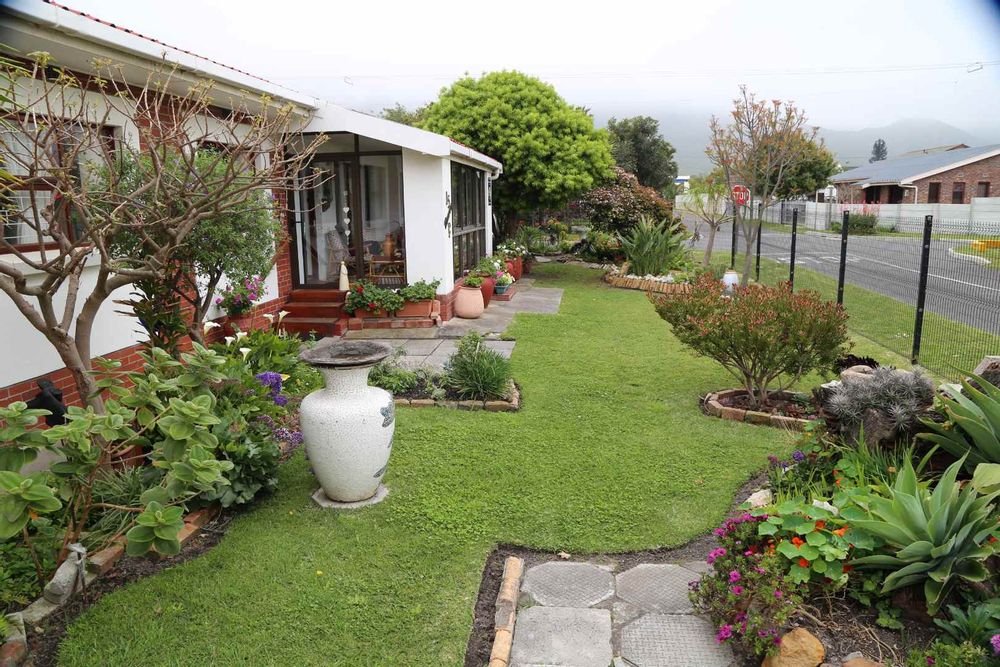 Kleinmond house for sale - lush garden