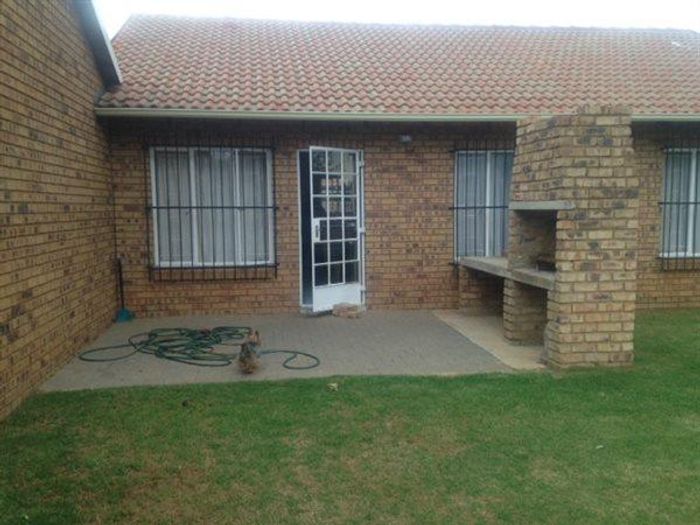 Rietvalleirand Townhouse To Rent: 3 beds, 2 baths, open plan, garden, 2 garages.