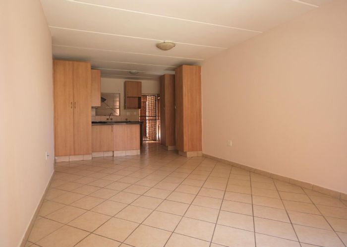 Hazeldean Apartment To Rent: 2 Beds, 2 Baths, Garage, Loadshedding Free Area.