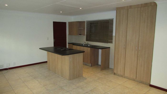 Ferndale Apartment To Rent: Secure, tiled unit with parking and easy transport access.