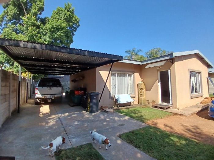 Waverley Townhouse To Rent: 2 Bedrooms, en-suites, garden, pet-friendly, secure parking.